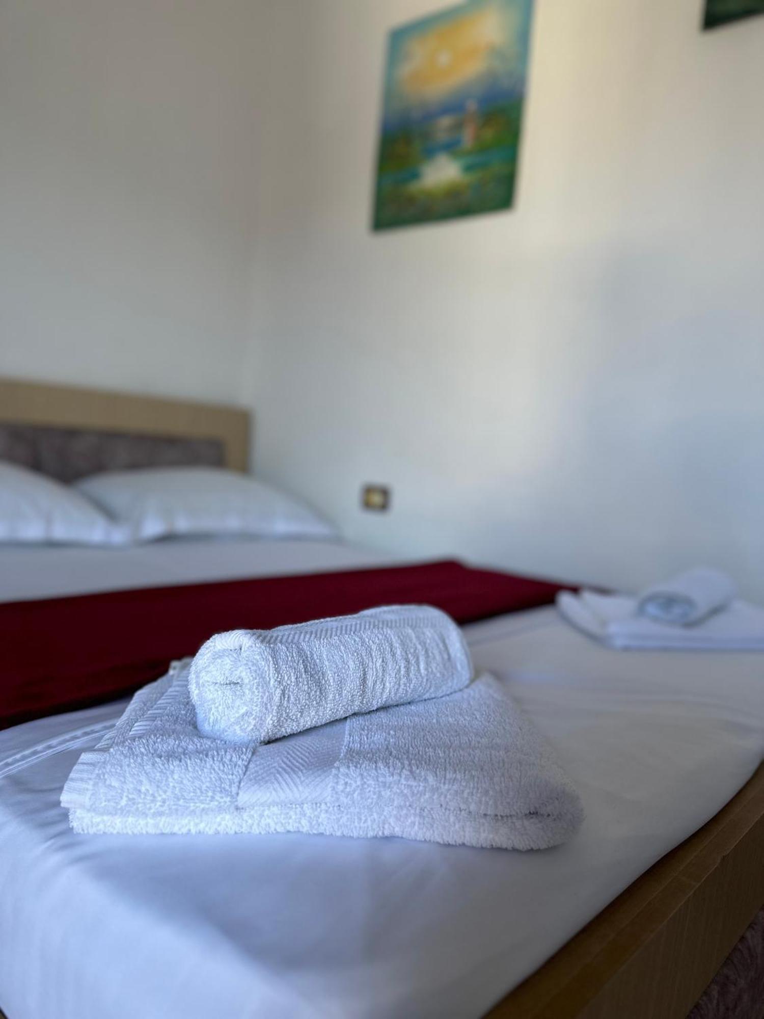 Albi'S Guesthouse Ksamil Bagian luar foto