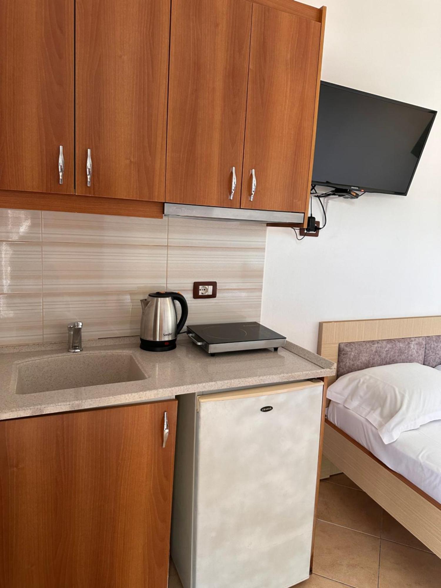 Albi'S Guesthouse Ksamil Bagian luar foto
