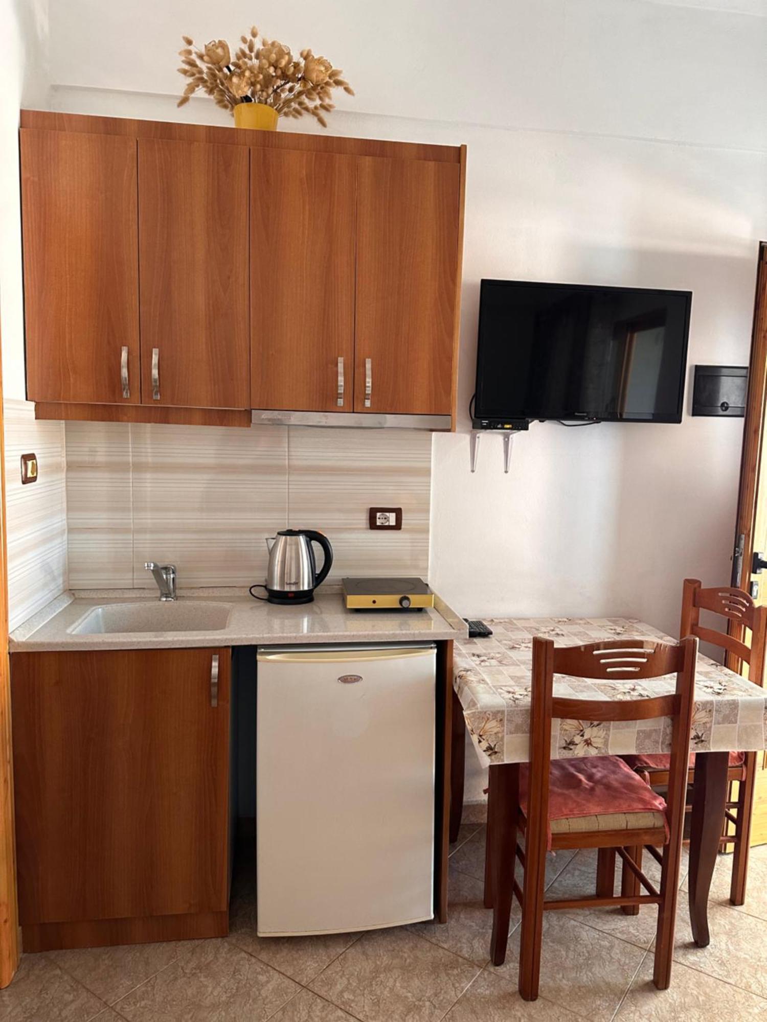Albi'S Guesthouse Ksamil Bagian luar foto