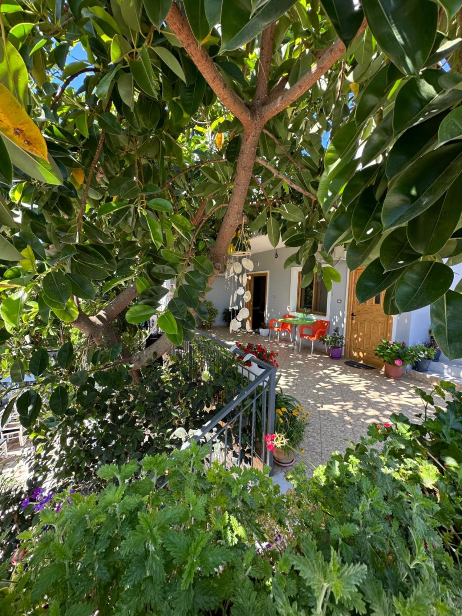 Albi'S Guesthouse Ksamil Bagian luar foto